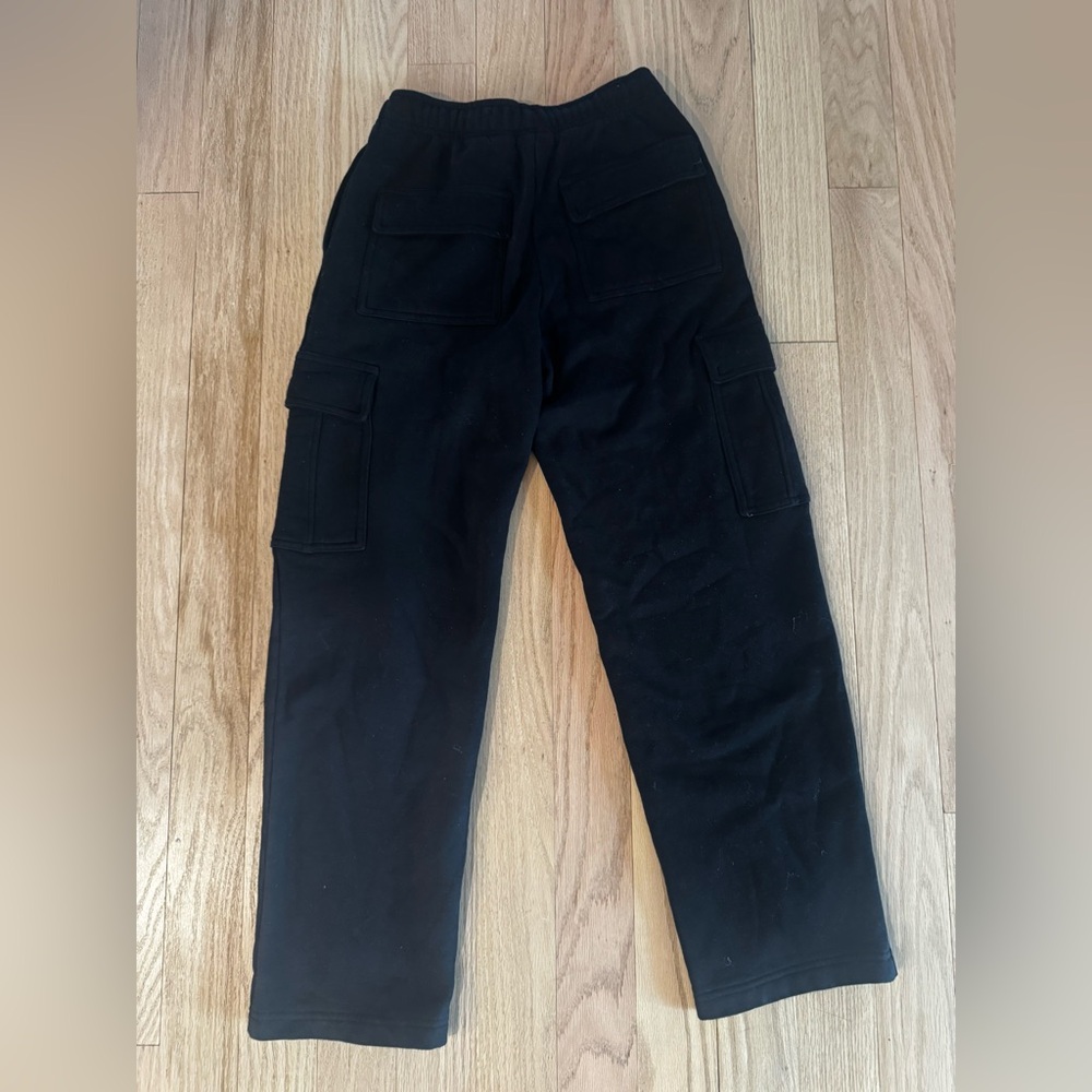 Aritzia TNA Cozy SweatFleece Mega Cargo Sweatpants in Black - Picture 2 of 5